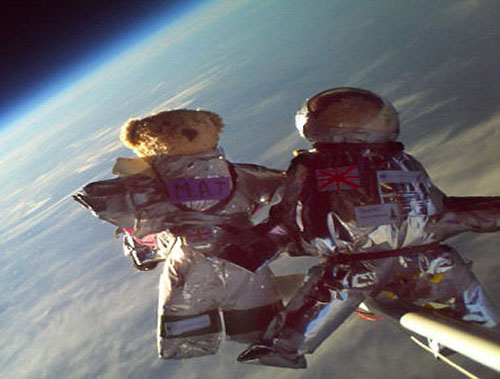 英国玩具熊乘氦气球上太空漫步 安全返回