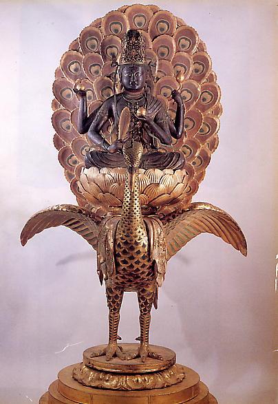 驾孔雀,故曰孔雀明王(明王非忿怒尊,具名佛母大金曜孔雀明王