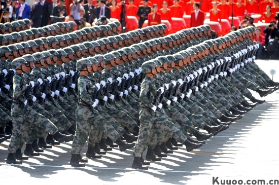 【图文排版】图文：步兵方队通过天安门广场