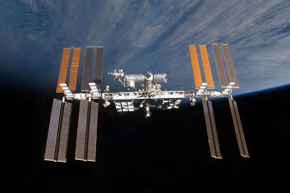 科技时代_美宇航员拍到地平线上的国际空间站照片(图)