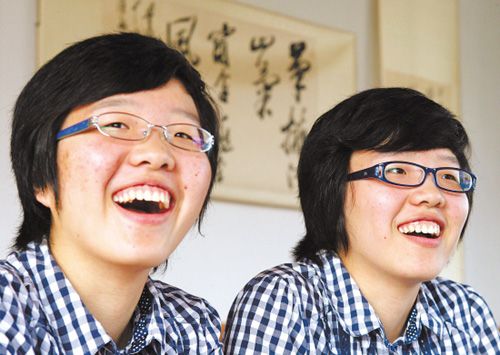 双胞胎姐妹高考同考644分 心灵感应还是偶然?