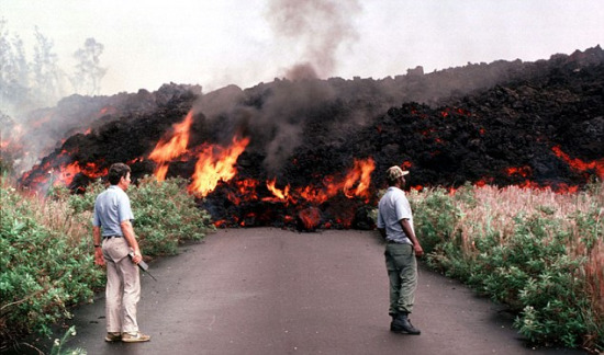 冒险观察：这两个人不顾问自己的人身安全，在夏威夷一座喷发的火山附近进行观察，了解火山的详细情况