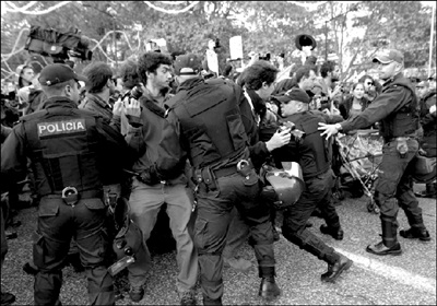 20日,警察与示威者在葡萄牙里斯本对峙.
