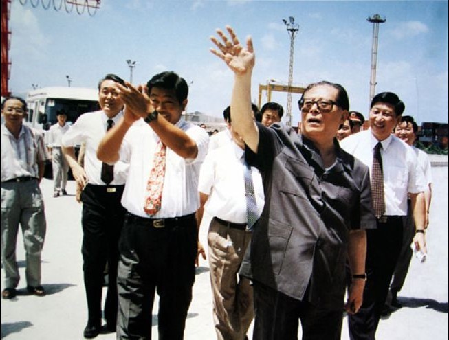 江泽民视察老照片:1994年在习近平陪同下视察