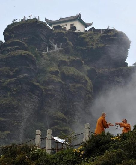 梵净山多梵寺,故名梵净山,有"三里一庙,五里一庵"之说,是"弥勒