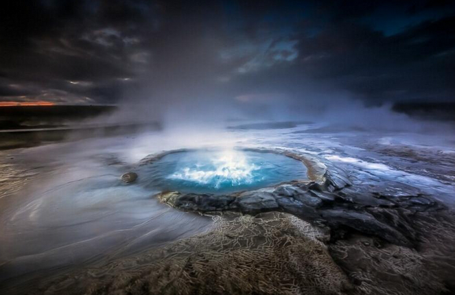 冰岛间歇泉壮丽如外星球风景画