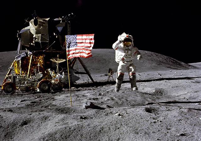 第一个登上月球的人_在月球上跳起来是个什么情形？
