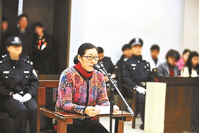 南京虐童案|“南京虐童案”施暴养母被判刑半年 想继续抚养孩子