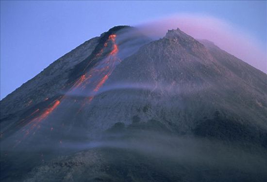 是座拥有三座火山顶的复合火山