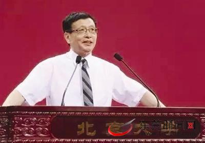 张益唐在北京大学2014年本科生毕业典礼上演讲。