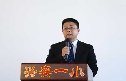 乌兰浩特市教育局副局长张立平发言