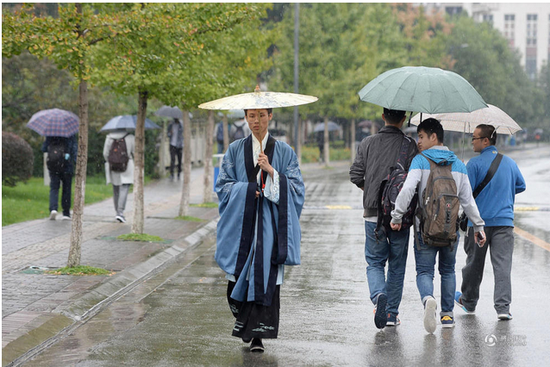 四川高校一男生坚持全日制穿汉服_高考学科