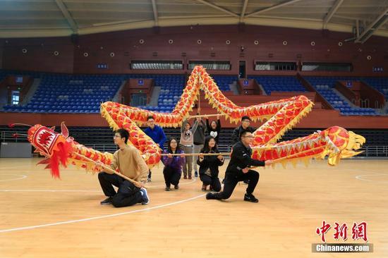 舞龙队学员们正在用"龙"摆出五角星造型.