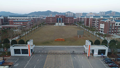 衡阳师范学院祁东附属中学是祁东县重点立项建设的"高规格,现代化