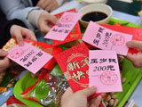吃饺子领压岁钱 北邮春节留校生提前过年