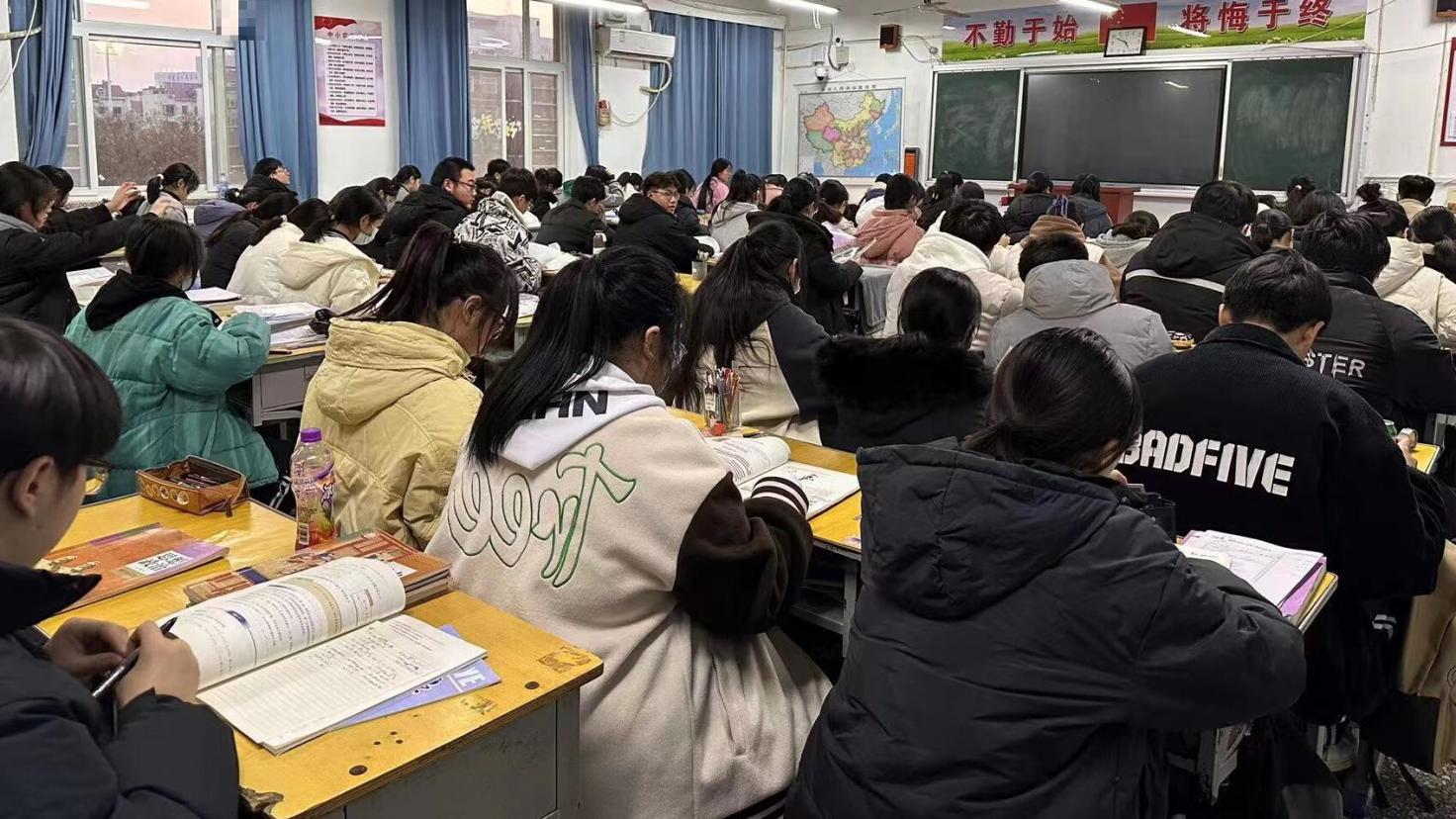 如何通过实验、考察等实践活动培养学生地理学科实践力？