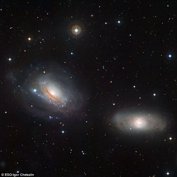 这张图像中,左侧是ngc 3169,右侧是ngc 3166,它们靠得太