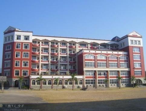 地理位置长泰二中位于福建省漳州市长泰县岩溪镇,濒临龙津江,创办于
