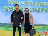湖北一对母子同上一所大学 开学互下挑战书
